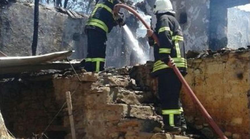 Aydın'da 2 Katlı Ev K&uuml;l Oldu