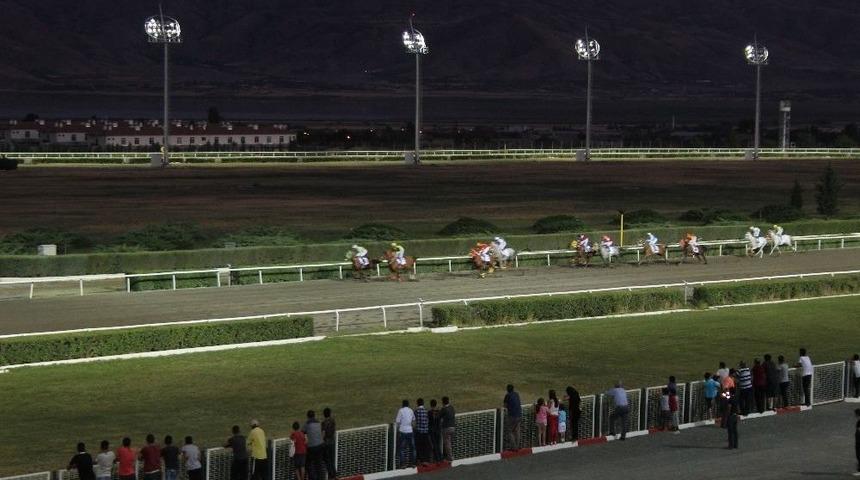 Elazığ&rsquo;da Gece At Yarışları Başladı