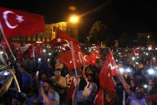 Adapazarı'nda Demokrasi Nöbeti'ne Devam Edildi