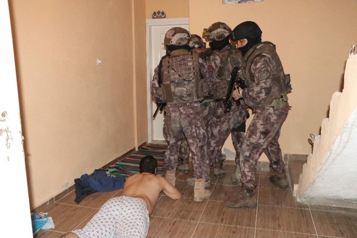 Adana&rsquo;da Deaş&rsquo;ın &lsquo;meydan&rsquo; Grubuna Vurgun: 5 G&ouml;zaltı