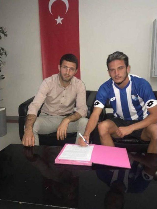 B.b.erzurumspor, İç Transferde Üç Oyuncusu İle Sözleşme İmzaladı