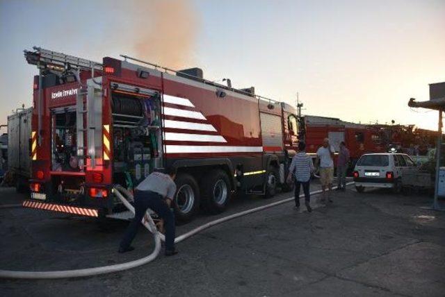 Balıkçı Barınağındaki Yangında 2 Restoran Kül Oldu, Sahil Güvenlik Binası Zarar Gördü