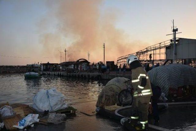 Balıkçı Barınağındaki Yangında 2 Restoran Kül Oldu, Sahil Güvenlik Binası Zarar Gördü