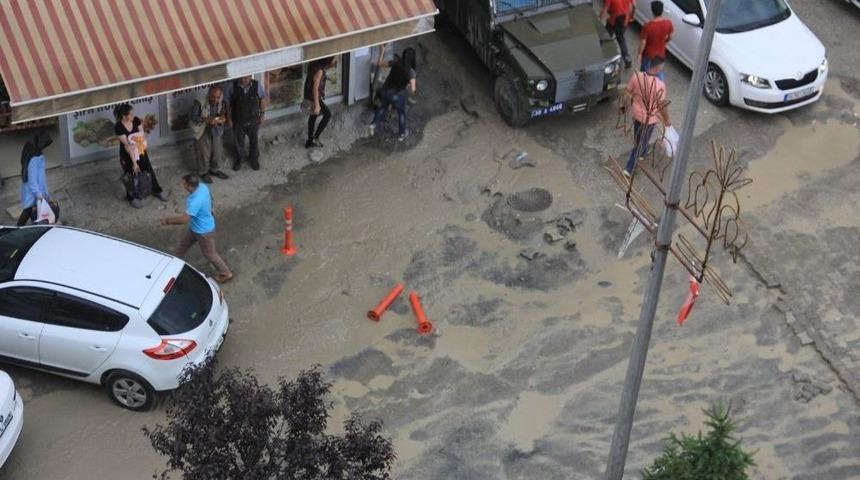 Sıcaktan Kavrulan Hakkari&rsquo;de Yağmur S&uuml;rprizi