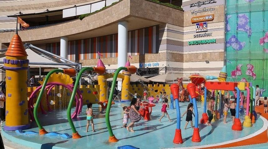 Miniklere M&uuml;thiş Su Parkı Eğlencesi