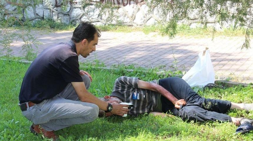 (&ouml;zel Haber) Parkta Bayılan Yaşlı Adamın İmdadına Yoldan Ge&ccedil;en Hemşire Yetişti