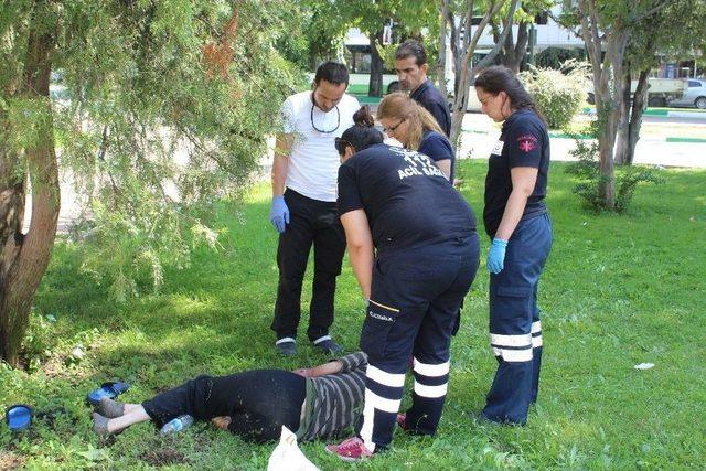 (özel Haber) Parkta Bayılan Yaşlı Adamın İmdadına Yoldan Geçen Hemşire Yetişti