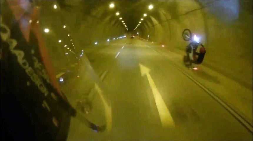 (&ouml;zel Haber) Tek Teker Şov Yapayım Derken &Ouml;l&uuml;mden D&ouml;nen Motosikletli Maganda Kamerada