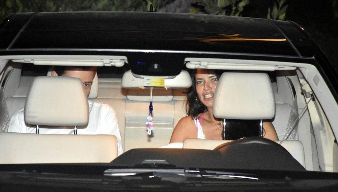 Adriana Lima, Metin Hara&rsquo;nın Elini Bir An Olsun Bırakmadı