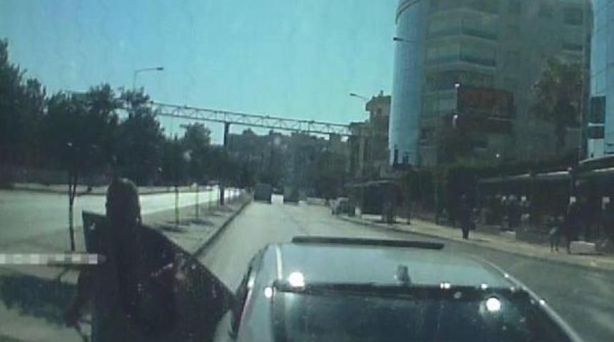 Yol Isteyen Ambulans Şof&ouml;r&uuml;ne &Ouml;nce Tepki G&ouml;sterdi, Sonra Yol Verdi