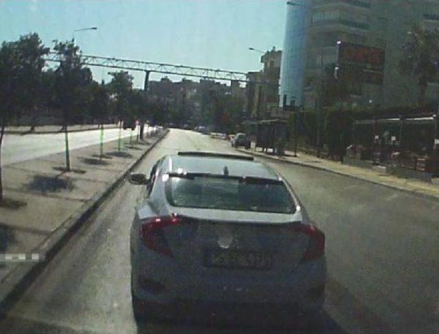 Yol Isteyen Ambulans Şoförüne Önce Tepki Gösterdi, Sonra Yol Verdi