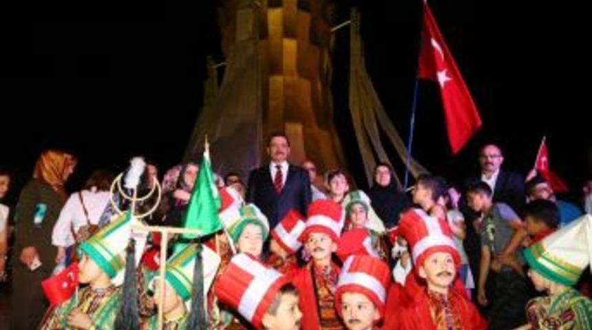 Ke&ccedil;i&ouml;renliler Meydanları Boş Bırakmıyor