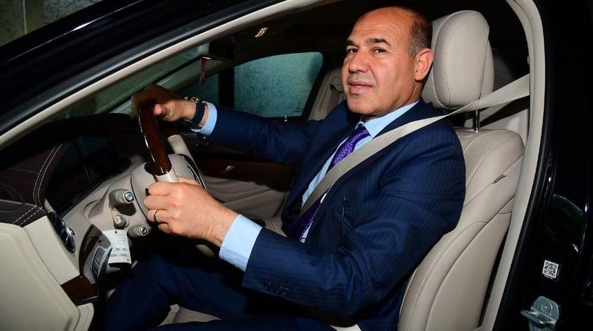 S&ouml;zl&uuml; Makam Aracına Binip &rsquo;&ouml;nce Can G&uuml;venliği&rsquo; Mesajı Verdi