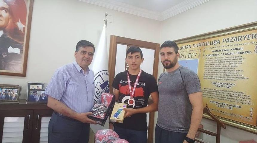 Başkan Yalçın, Başarılı Kick Boks Sporcularını Kutladı