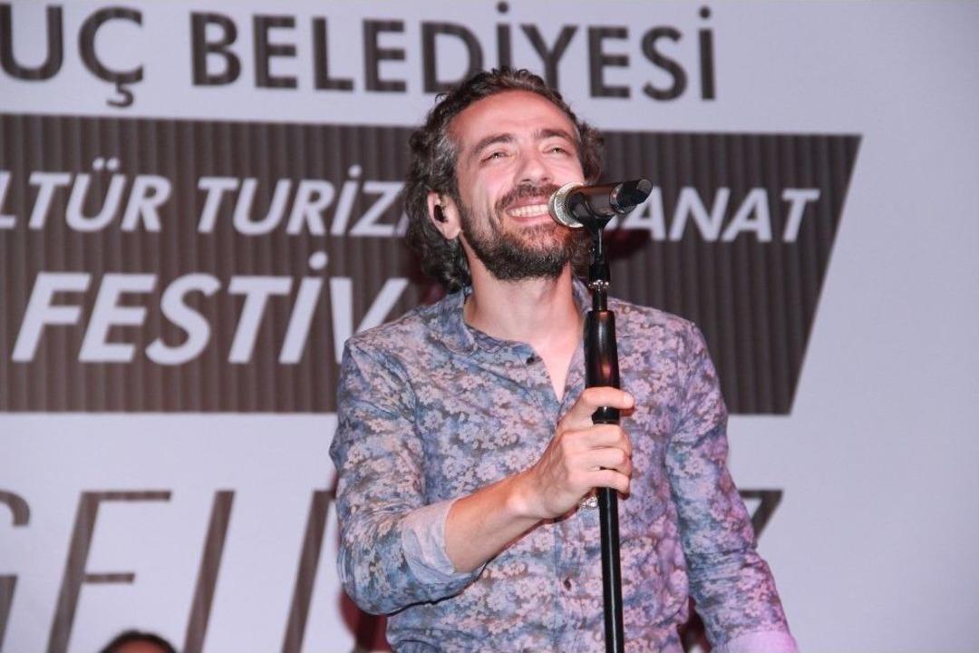 G&uuml;l&uuml;&ccedil;&rsquo;te Resul Dindar Hayranlarını Coşturdu