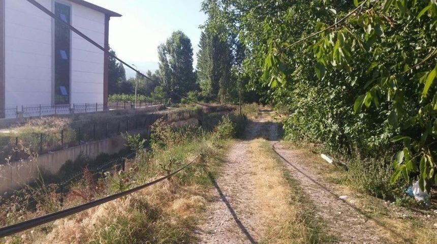 Sarkan Telefon Kabloları Tehlike Oluşturuyor