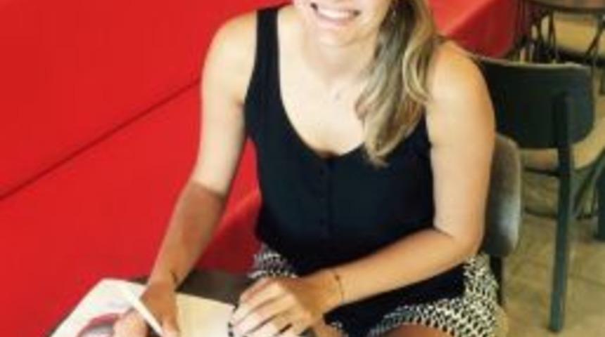 Nil&uuml;fer Belediyespor&rsquo;A &Ouml;zgenur'dan Imza