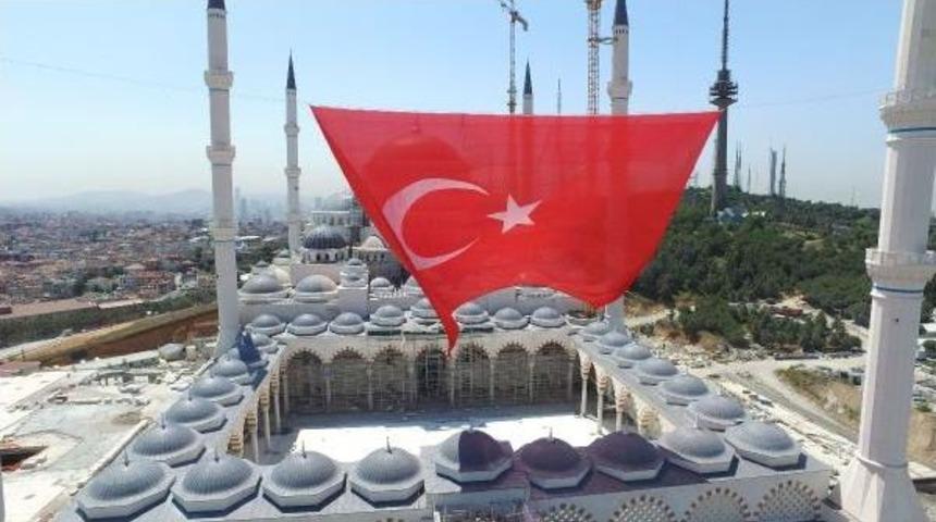 15 Temmuz Şehitleri Anısına &Ccedil;amlıca Camine Dev Bayrak Asıldı
