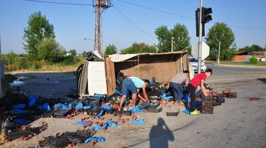 Meyve Y&uuml;kl&uuml; Kamyonet Devrildi: 2 Yaralı