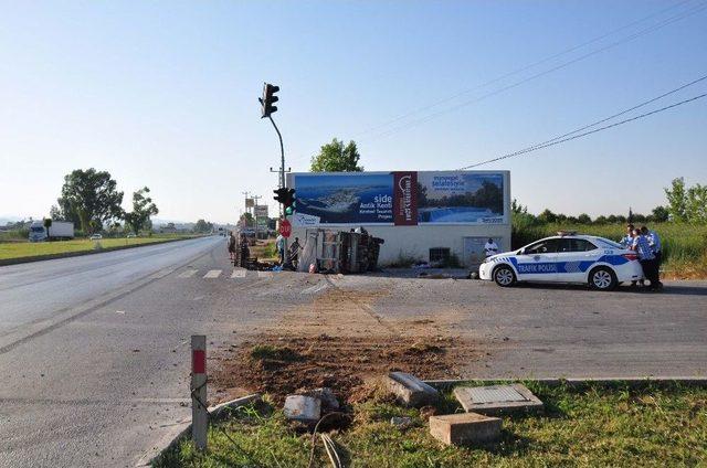 Meyve Yüklü Kamyonet Devrildi: 2 Yaralı