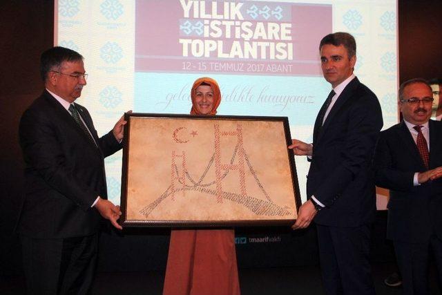 Milli Eğitim Bakanı İsmet Yılmaz: 1