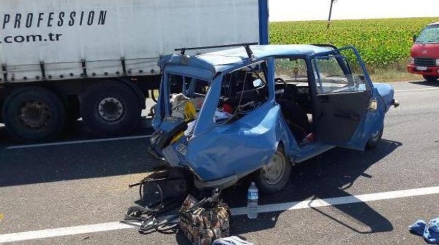 Tır'ın &Ccedil;arptığı Otomobilde 2 Kişi Yaralandı