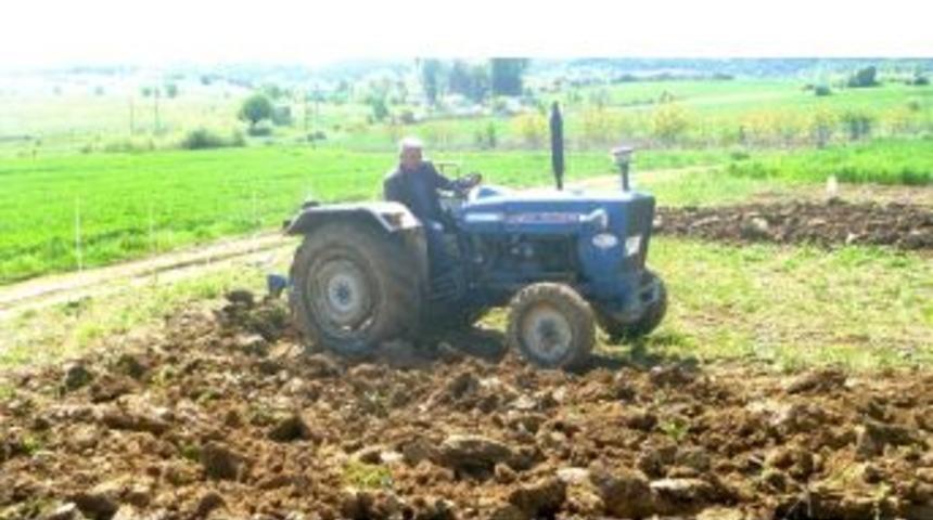 Araziye Park Ettiği Trakt&ouml;r&uuml;n&uuml;n Ak&uuml;s&uuml;n&uuml; &Ccedil;aldılar