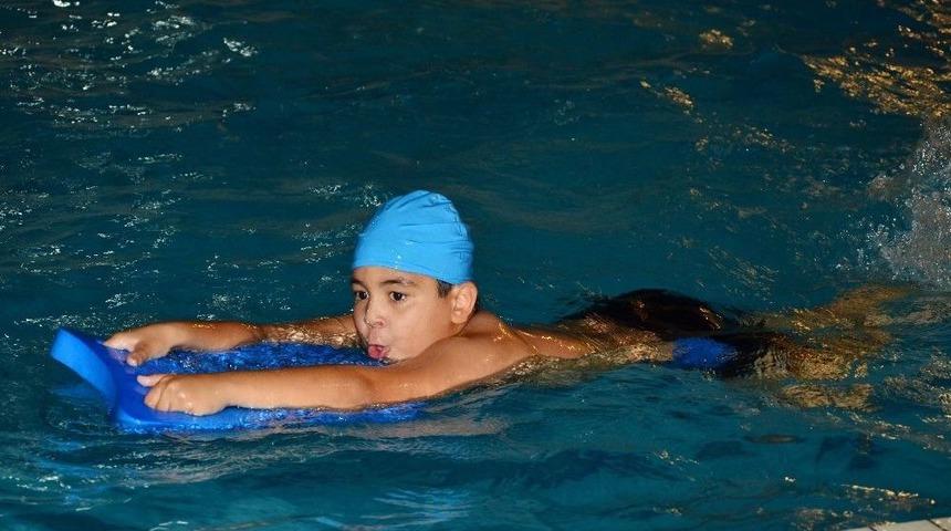 Pursaklar&rsquo;da Y&uuml;zme Kursuna B&uuml;y&uuml;k İlgi