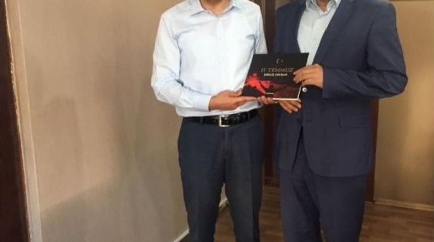 T&uuml;msiad 15 Temmuz Diriliş Kitabı Dağıttı