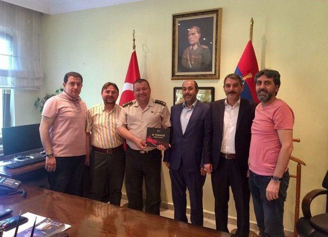 T&uuml;msiad 15 Temmuz Diriliş Kitabı Dağıttı 1