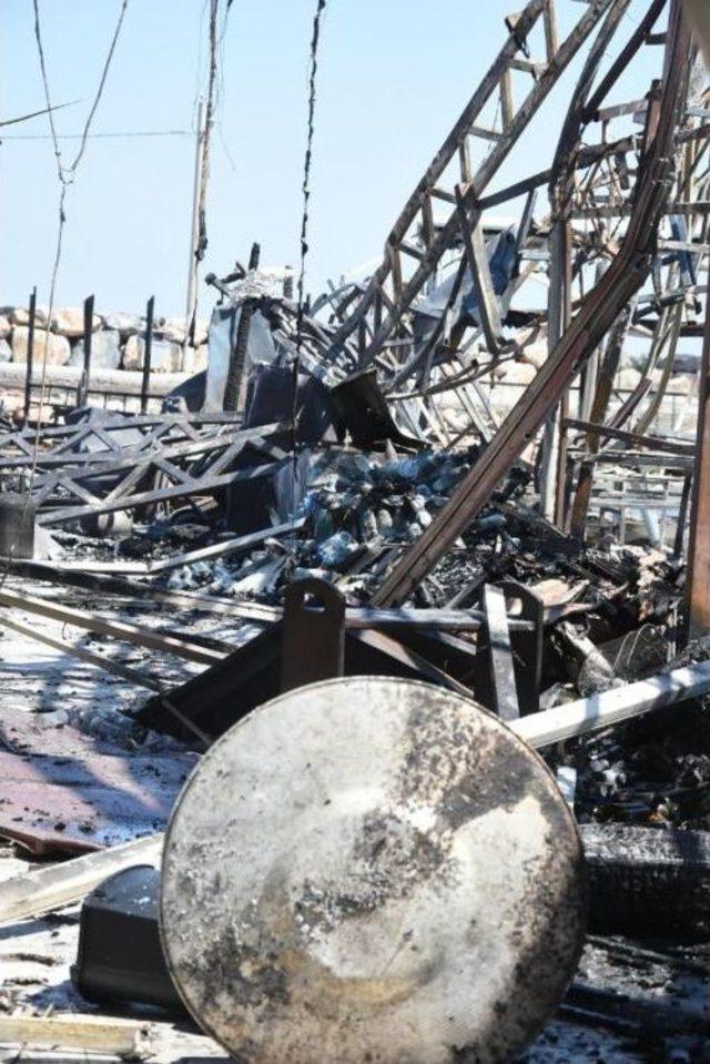 Balık&ccedil;ı Barınağındaki Yangında 2 Restoran K&uuml;l Oldu, Sahil G&uuml;venlik Binası Zarar G&ouml;rd&uuml; (2) 1