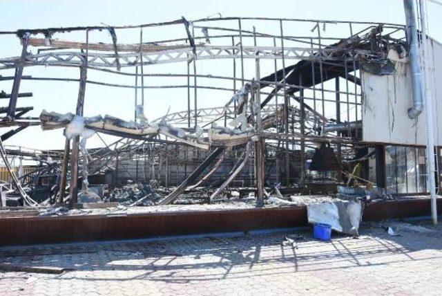 Balık&ccedil;ı Barınağındaki Yangında 2 Restoran K&uuml;l Oldu, Sahil G&uuml;venlik Binası Zarar G&ouml;rd&uuml; (2) 2