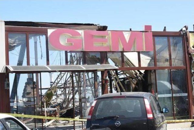 Balık&ccedil;ı Barınağındaki Yangında 2 Restoran K&uuml;l Oldu, Sahil G&uuml;venlik Binası Zarar G&ouml;rd&uuml; (2) 3
