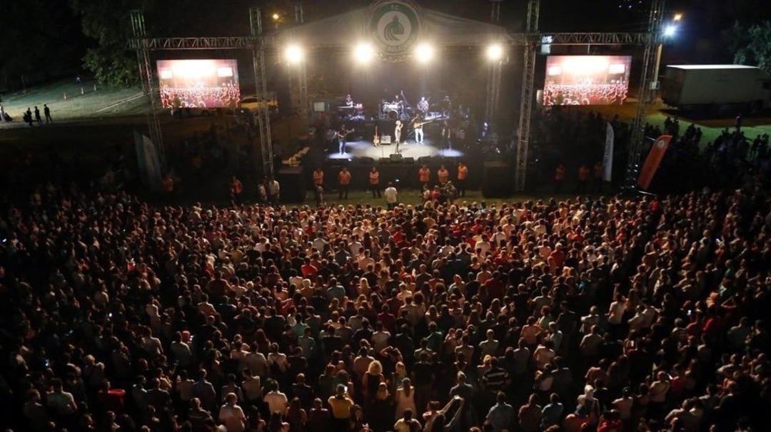 &Uuml;nl&uuml; Sanat&ccedil;ı Kıra&ccedil; Kırkpınar Yağlı G&uuml;reşlerinde Konser Verdi