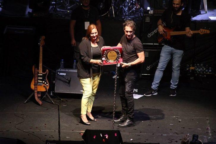 Ünlü Sanatçı Kıraç Kırkpınar Yağlı Güreşlerinde Konser Verdi G1