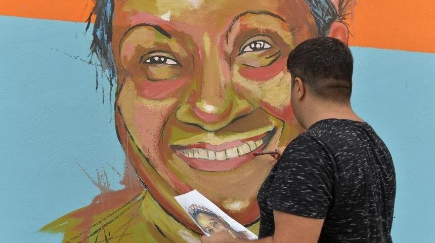 Mersin Duvarları Yeşil&ccedil;am&rsquo;ın &Uuml;nl&uuml; Sanat&ccedil;ılarıyla Renkleniyor