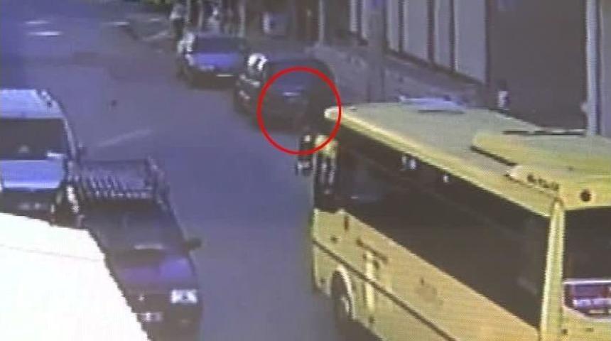 Yola Ka&ccedil;an Topun Peşinden Koşan Kız Halk Otob&uuml;s&uuml;n&uuml;n Altında Kaldı