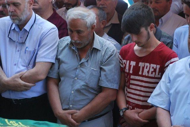 Tokat&rsquo;ta Otomobille Sulama Kanalına D&uuml;şerek &Ouml;len Gen&ccedil; Toprağa Verildi 1