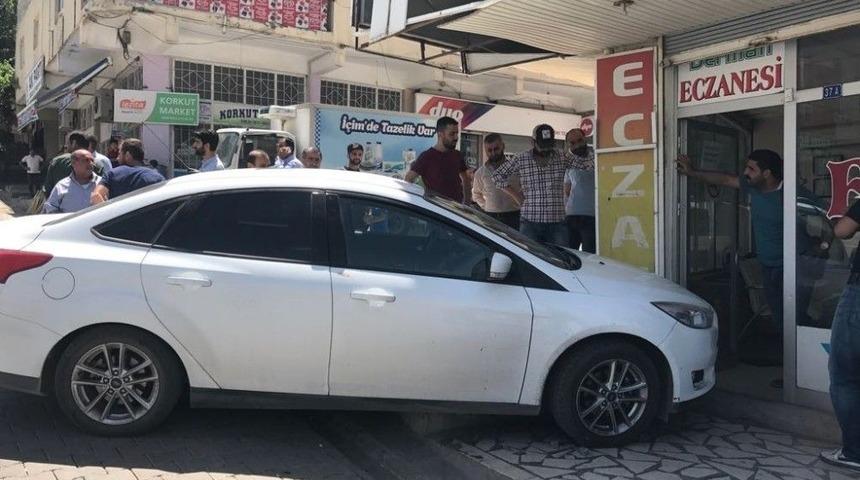 Batman&rsquo;da El Freni &Ccedil;ekilmeyen Ara&ccedil; Kazaya Neden Oldu