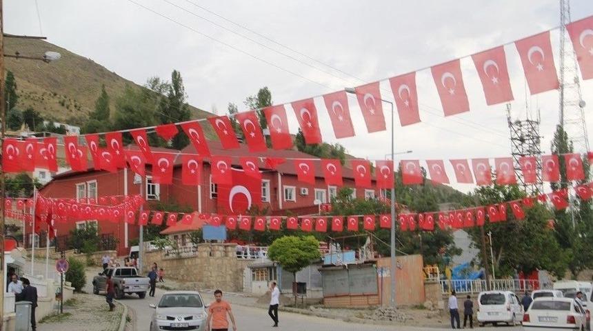 Başkale İl&ccedil;esi Bayraklarla S&uuml;slendi