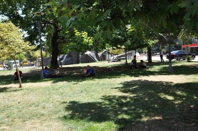 Uşak’ta Aşırı Sıcak Parkları Boşalttı 1