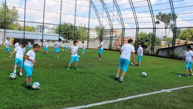 Küçükçekmece’de Yaz Spor Okulları Futbol Branşına Büyük İlgi