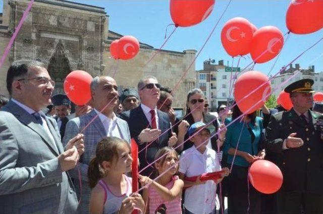 Şehitler Için Gökyüzüne 249 Balon Bıraktılar