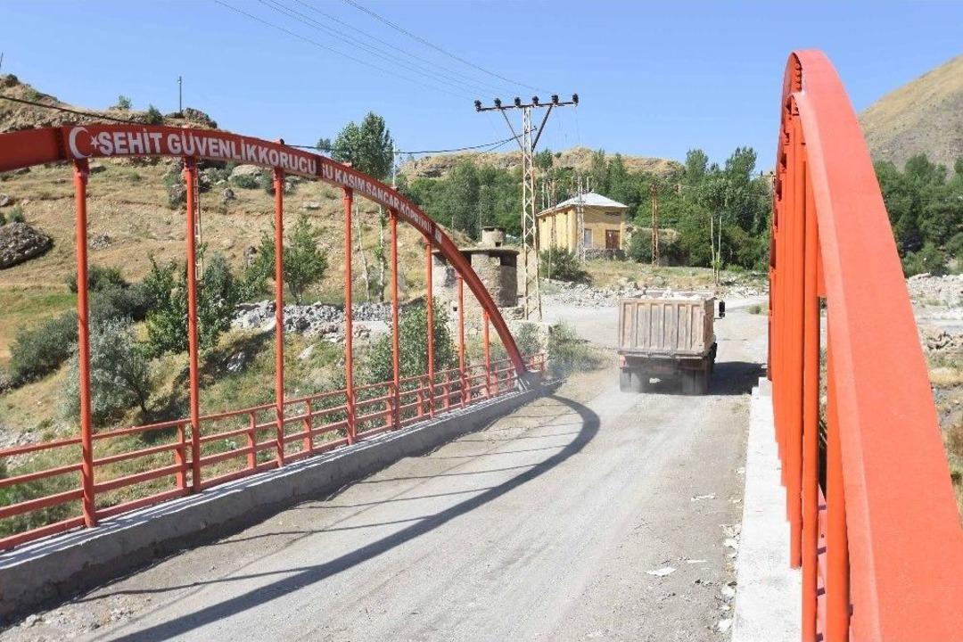 Ter&ouml;ristlerin Kullandığı K&ouml;pr&uuml;y&uuml; Yıkıp Vatandaşa 5 K&ouml;pr&uuml; Yaptı