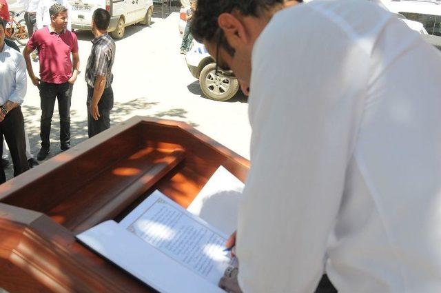 15 Temmuz Anı Defteri Cumhuriyet Meydanına Konuldu