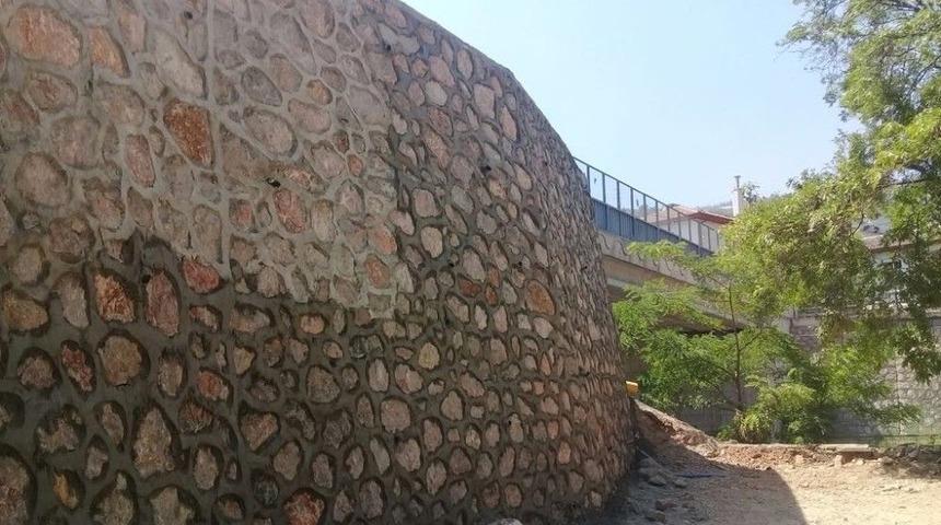 Hereke Anadolu Lisesi&rsquo;nin İstinat Duvarı Tamamlandı