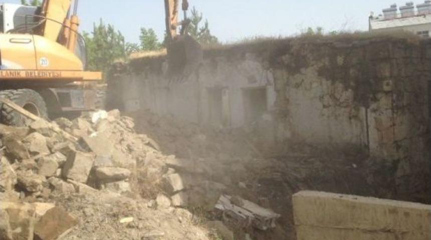 Bulanık&rsquo;taki Metruk Yapıların Yıkımına Başlandı