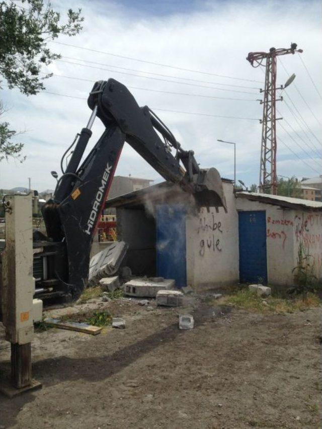 Bulanık’taki Metruk Yapıların Yıkımına Başlandı