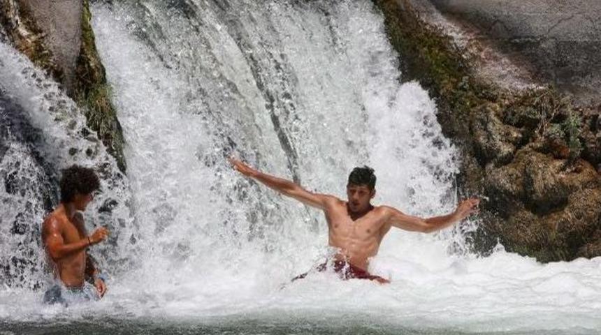 Antalya'da Kanal Suyunda Serinlik
