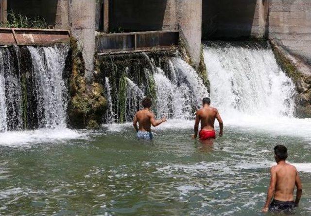 Antalya da Kanal Suyunda Serinlik 1